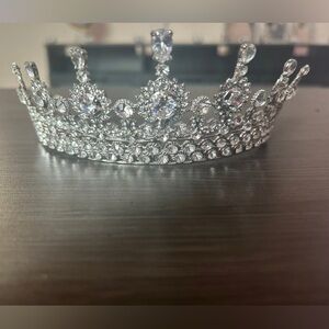 NWT Elegant Silver Crystal Tiara